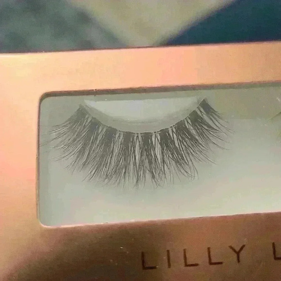 Lilly lashes - Picture 2 of 3